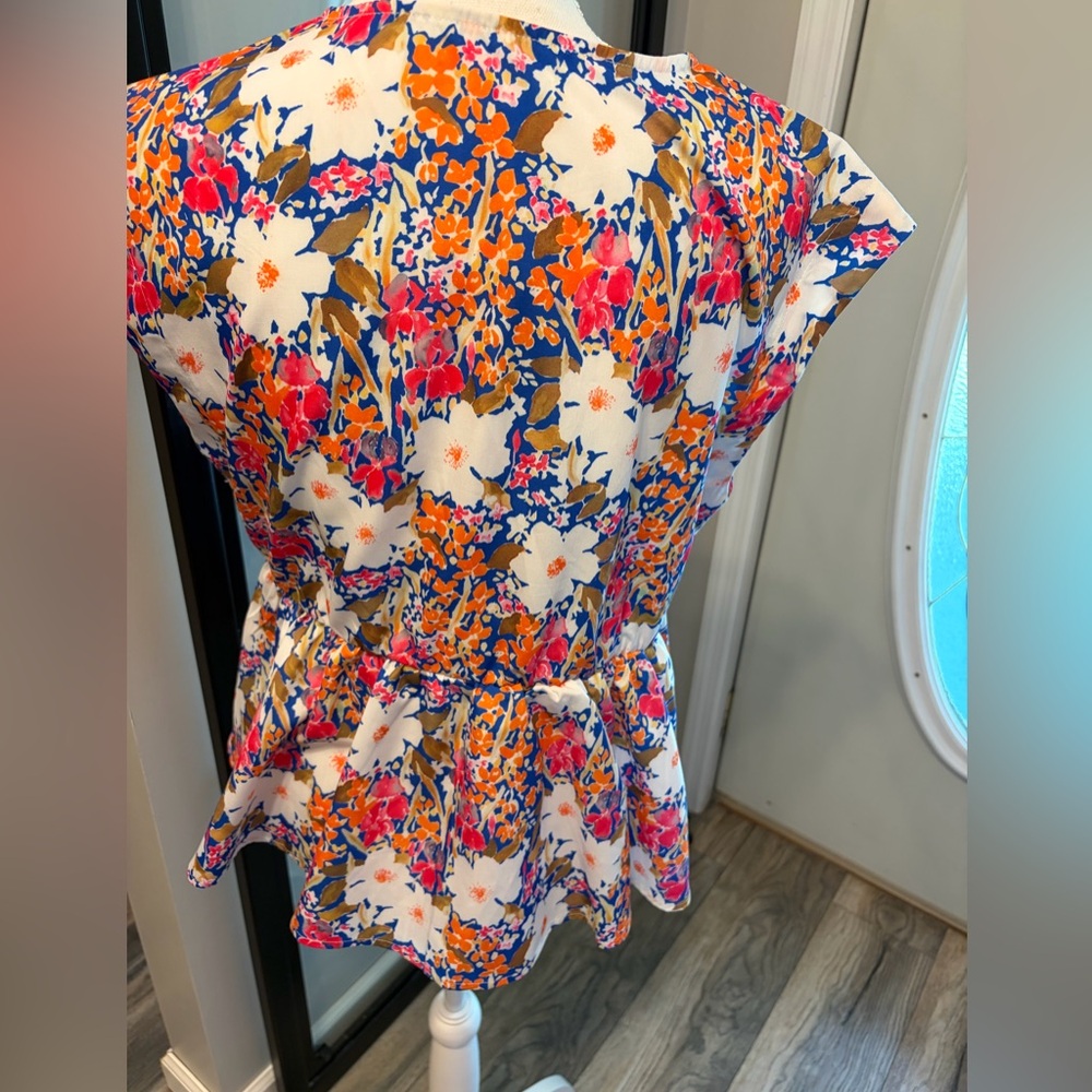 NWT…Boutique Floral Pattern Bow Detail Peplum Sleeveless Top…Size Medium - Picture 4 of 7